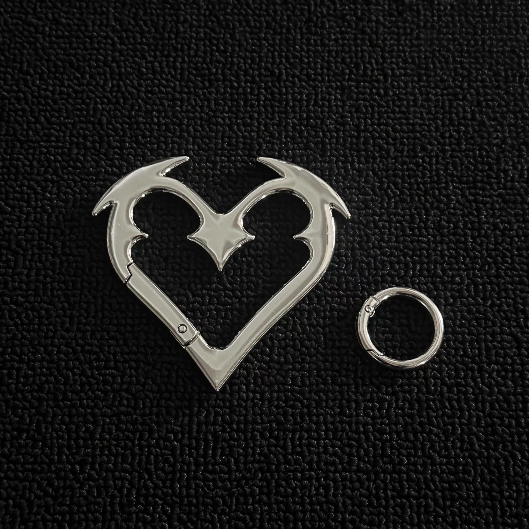 Razor Heart Carabiner - Image 6